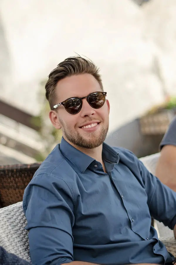 files/portrait-picture-young-handsome-man-smiling-young-handsome-man-sunglasses-smiling-137291694.webp
